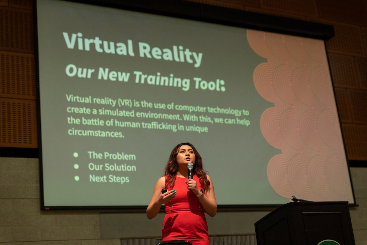 Zahnae Aquino presenting on the VR training